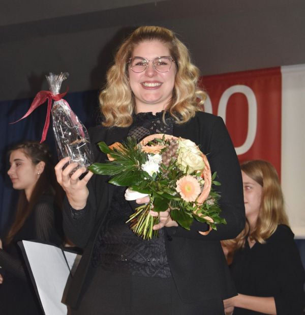 Nach zehn Jahren Dirigententätigkeit beim Eschbronner Jugendorchester wird Raffaela Stern im Rahmen des Jubiläumskonzerts in Mariazell mit viel Applaus, Dankesworten und Geschenken verabschiedet