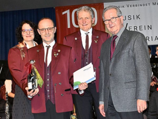 Der Präsident des Blasmusikverbandes Schwarzwald-Baar, Heinrich Glunz (rechts), sowie Vereinsvorsitzender Joachim Schaumann (Zweiter von rechts) und seine Stellvertreterin Nadja Broghammer zeichnen Dirigent Armin Kaltenbach aus