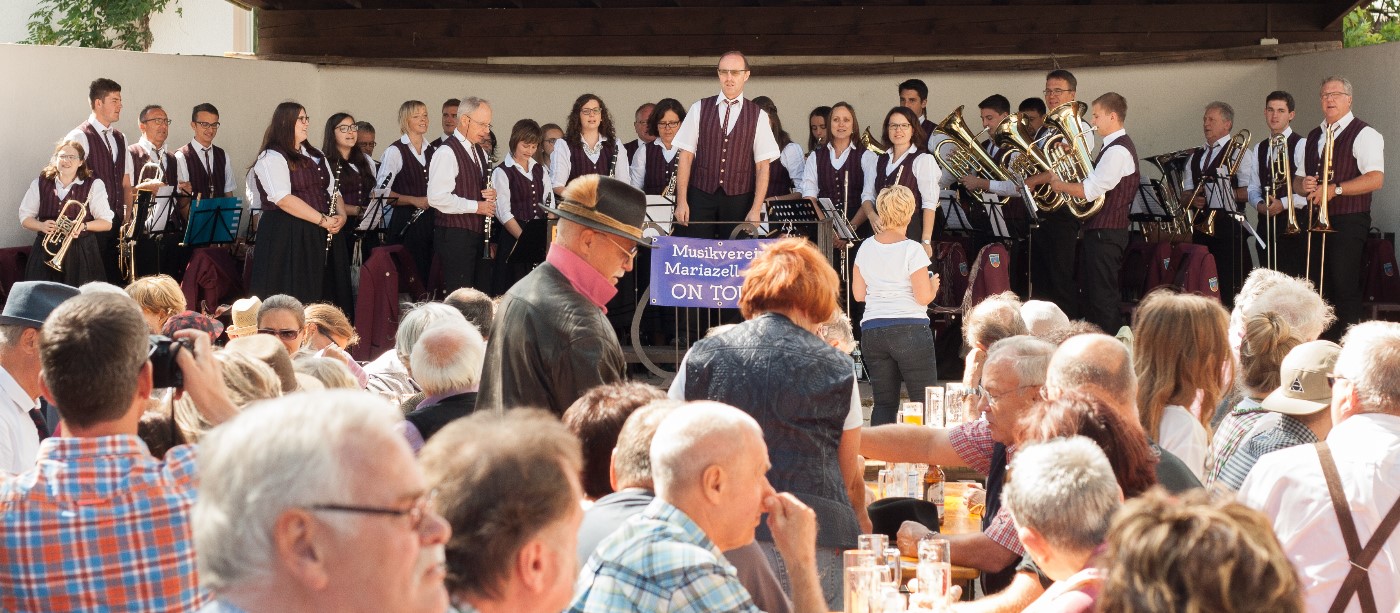 Eine Gesangseinlage des MV Mariazell beim Lied "Dem Land Tirol die Treue" auf dem gut besuchten Herbstfest in Riffian