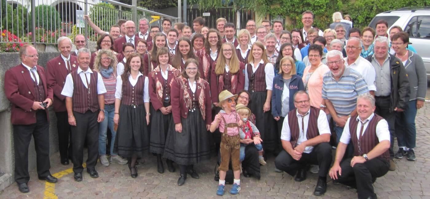 Der Musikverein Mariazell reiste mit einigen Schlachtenbummlern nach Südtirol, um das Herbstfest in Riffian mitzugestalten