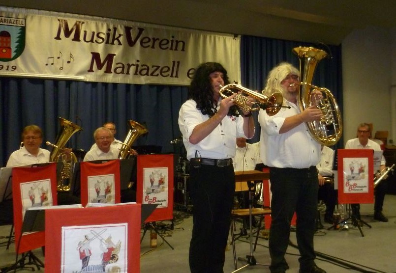 Die "Biraböhmische Blasmusik" heizten mit Polkas und Gesangseinlagen die Mühlbachhalle ordentlich ein.