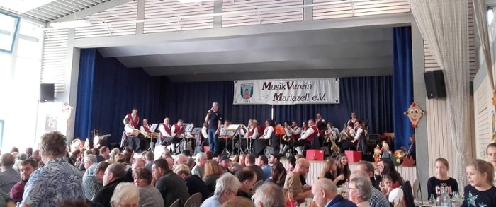 Der Vorsitzende des Musikvereins Mariazell, Joachim Schaumann, begrüßt den Musikverein aus Kirchen-Hausen beim beliebten Herbstfest in der Mühlbachhalle.