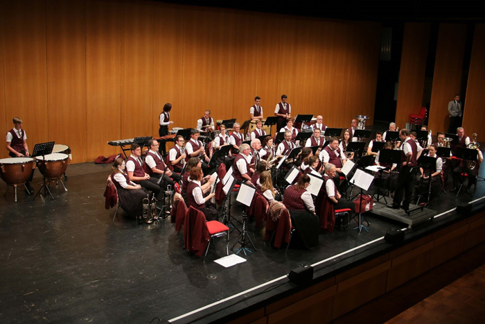 Der Musikverein Mariazell auf der Bühne vor der Jury beim Wertungsspiel in der Donauhalle in Donaueschingen